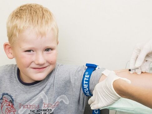 Anak tersebut mendonorkan darahnya untuk dianalisis dalam kasus dugaan infeksi parasit