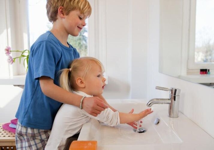 Sejak usia dini, anak harus diperkenalkan dengan aturan kebersihan pribadi. 