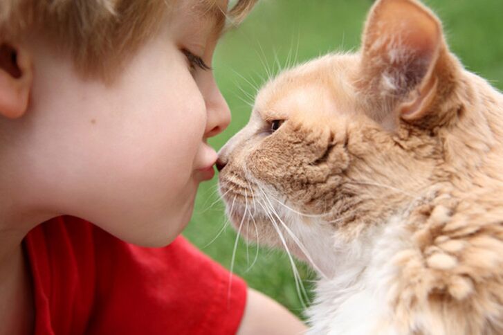 Setiap anak dapat terinfeksi cacing melalui kontak dengan hewan. 
