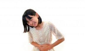 Sakit perut pada seorang gadis dengan cacing kerusakan